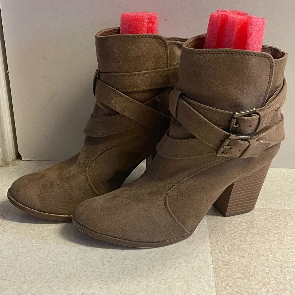 Brenna Newbuck Womens Size 8 Almond Toe Decorative Buckle Block High Heel Boots - Picture 2 of 7